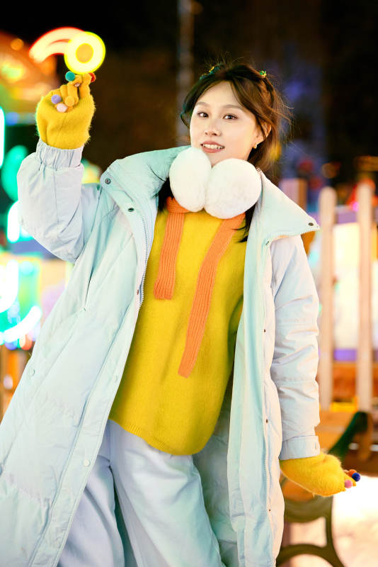 冬季夜晚在都市街头拍照的东方美女