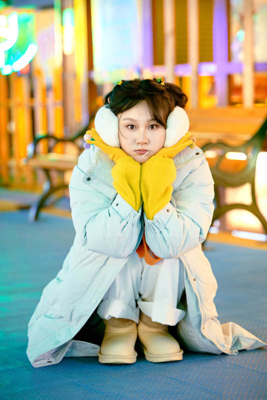 冬季夜晚在都市街头拍照的东方美女