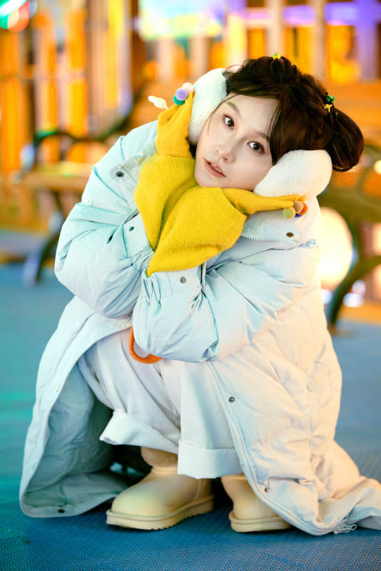 冬季夜晚在都市街头拍照的东方美女