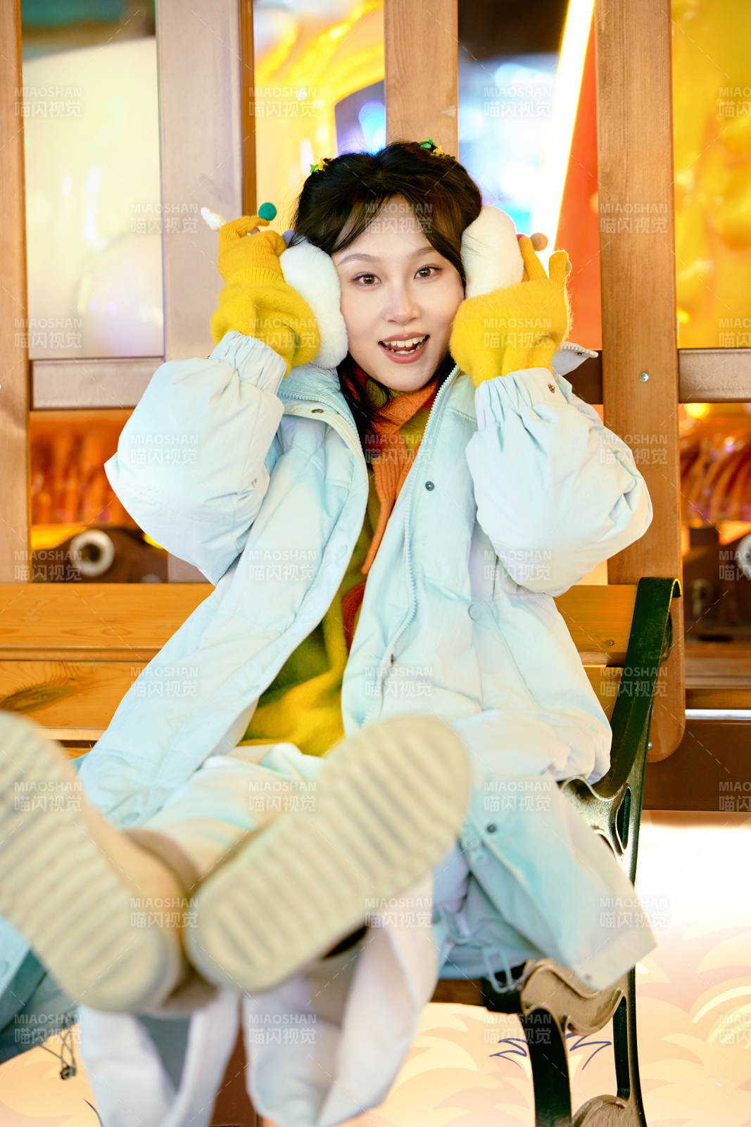 冬季夜晚在都市街头拍照的东方美女