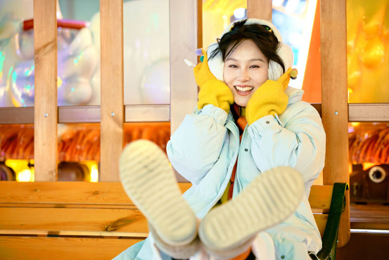 冬季夜晚在都市街头拍照的东方美女