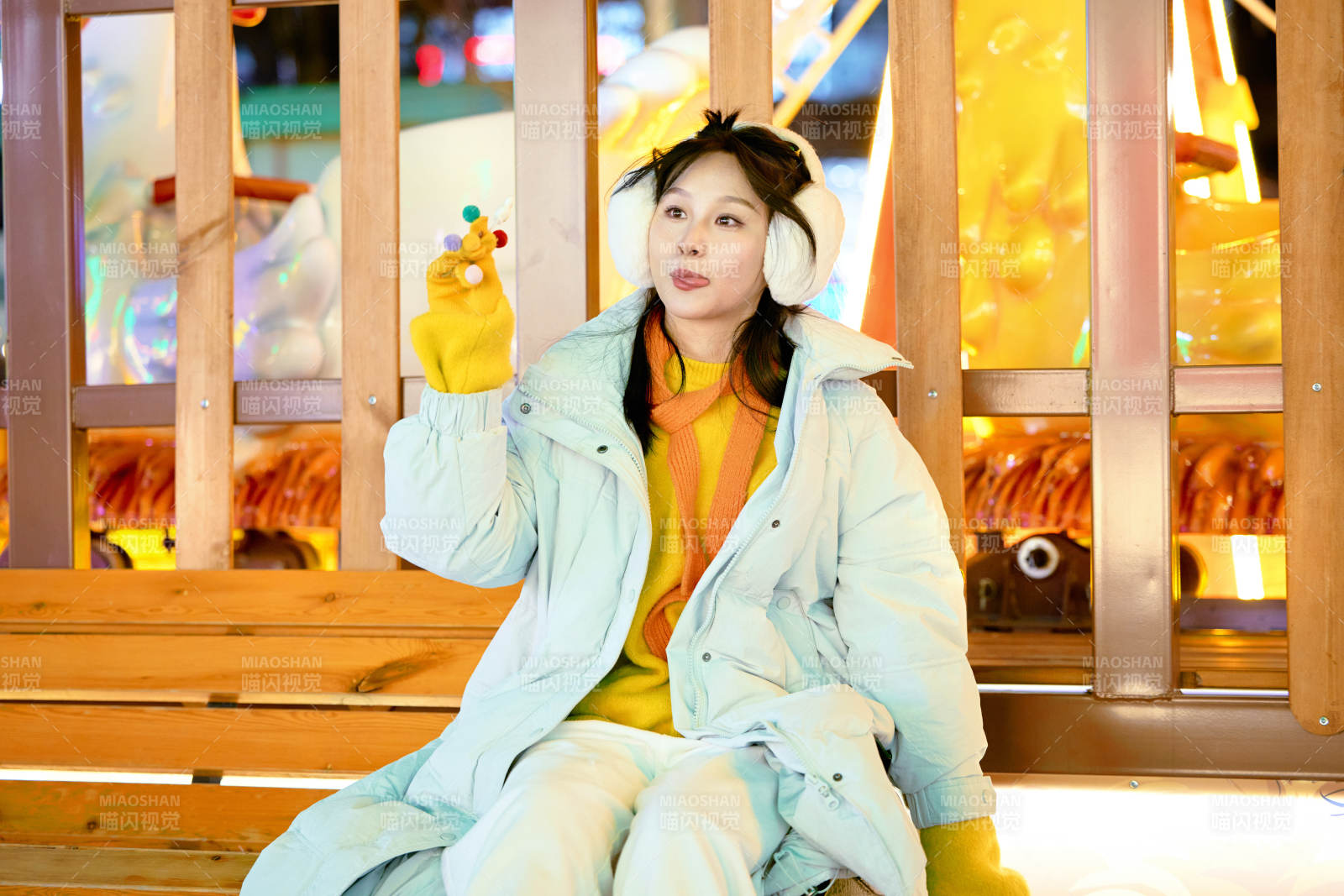 冬季夜晚在都市街头拍照的东方美女