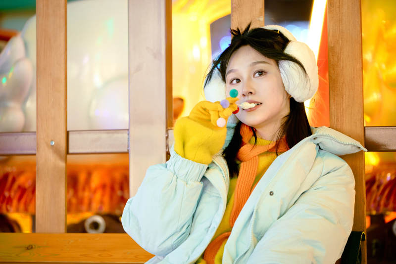 冬季夜晚在都市街头拍照的东方美女