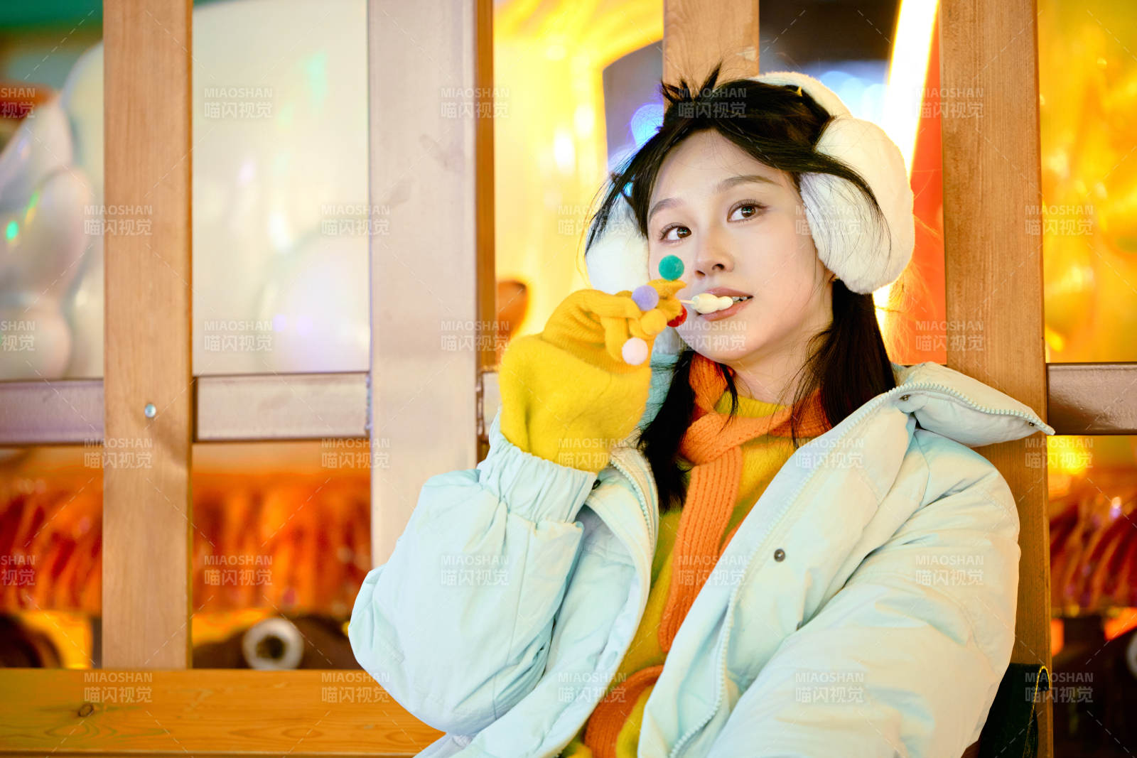 冬季夜晚在都市街头拍照的东方美女