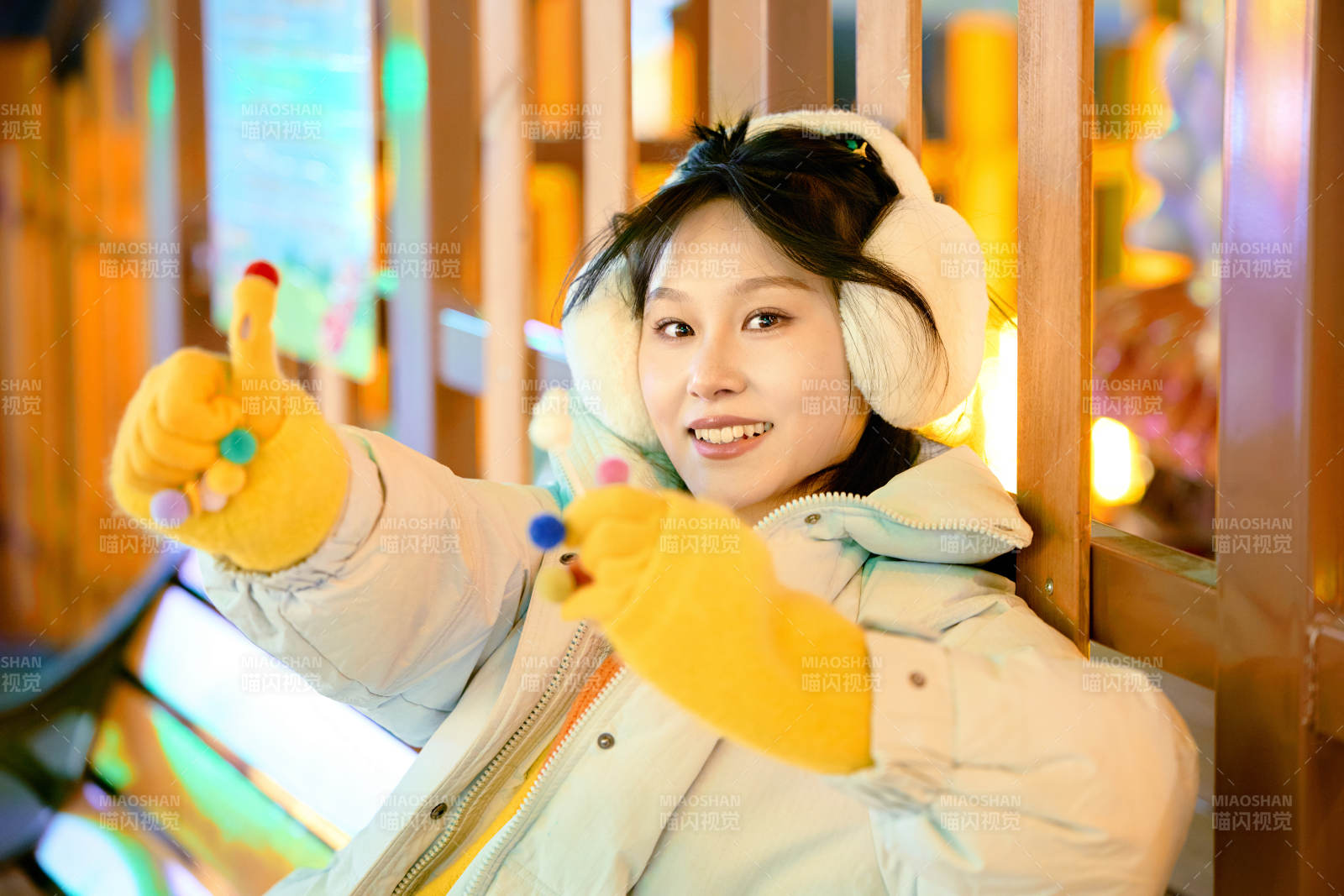 冬季夜晚在都市街头拍照的东方美女