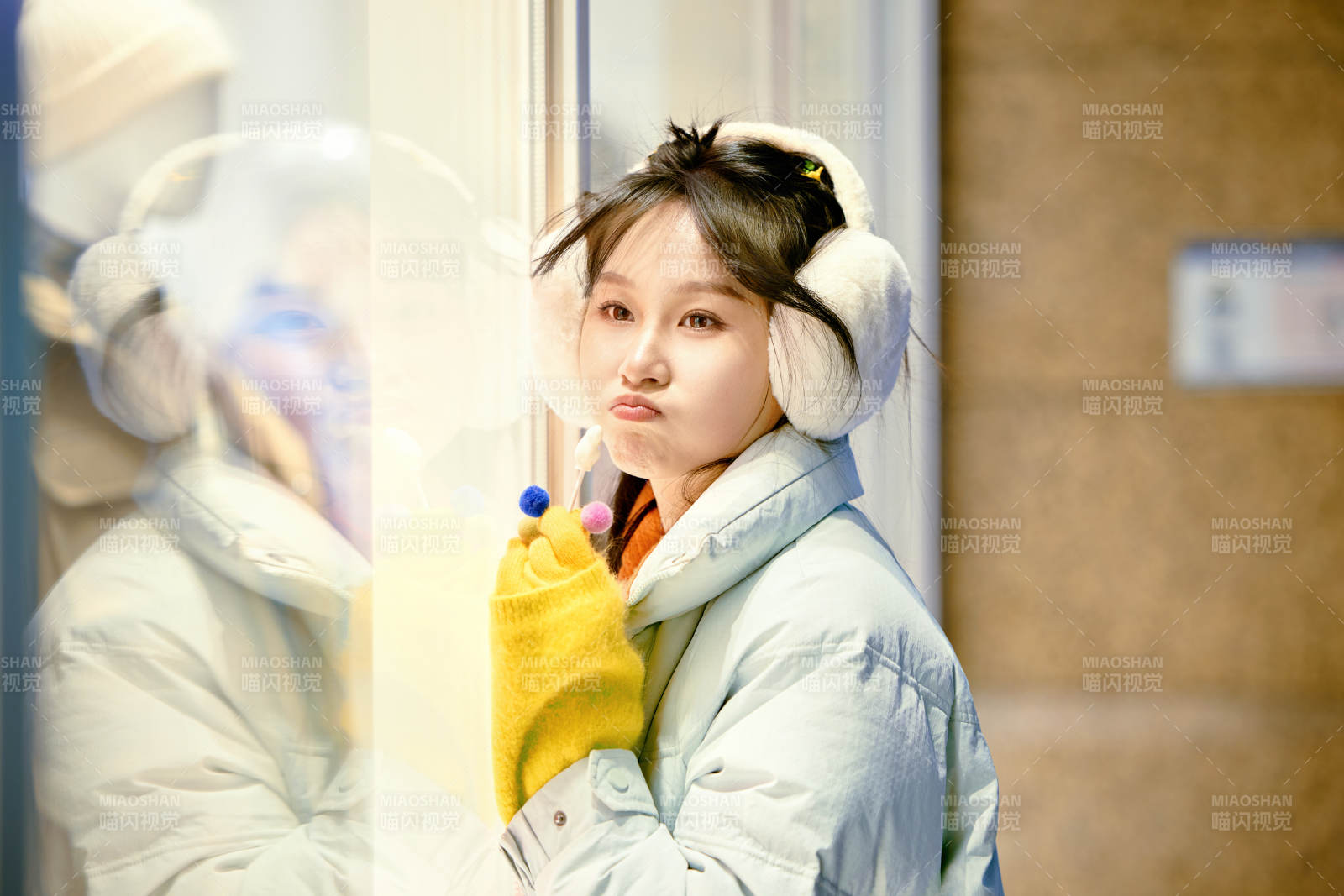 冬季夜晚在都市街头拍照的东方美女