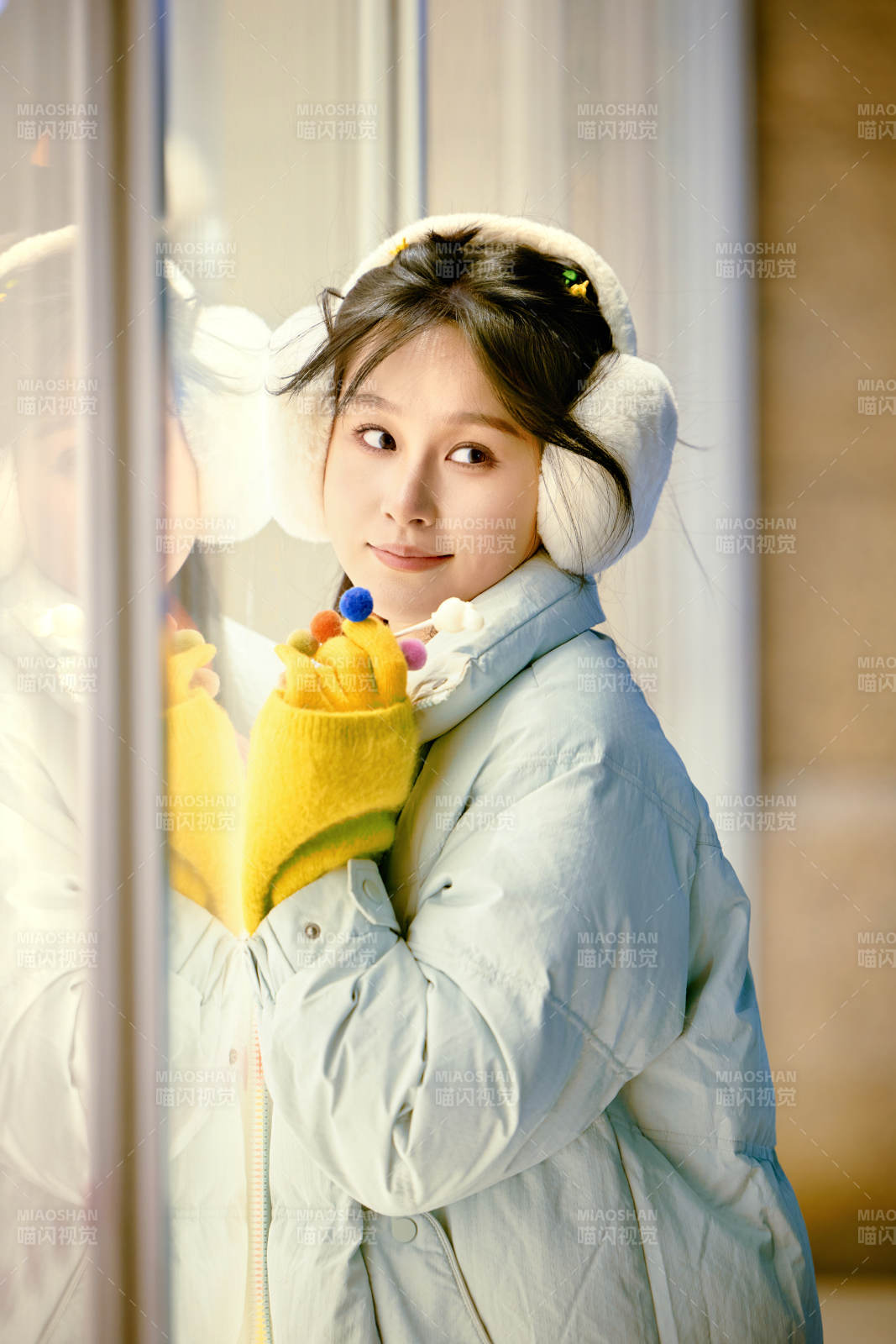 冬季夜晚在都市街头拍照的东方美女