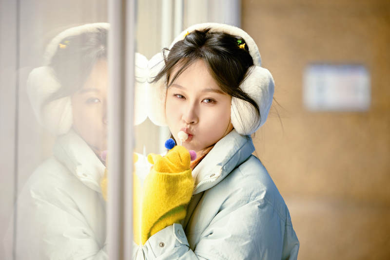 冬季夜晚在都市街头拍照的东方美女