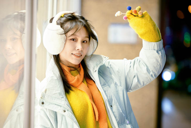 冬季夜晚在都市街头拍照的东方美女