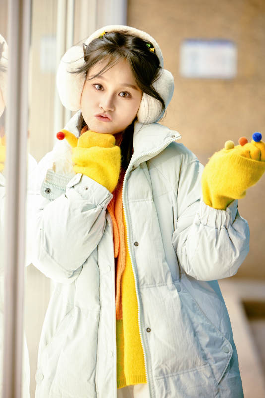 冬季夜晚在都市街头拍照的东方美女