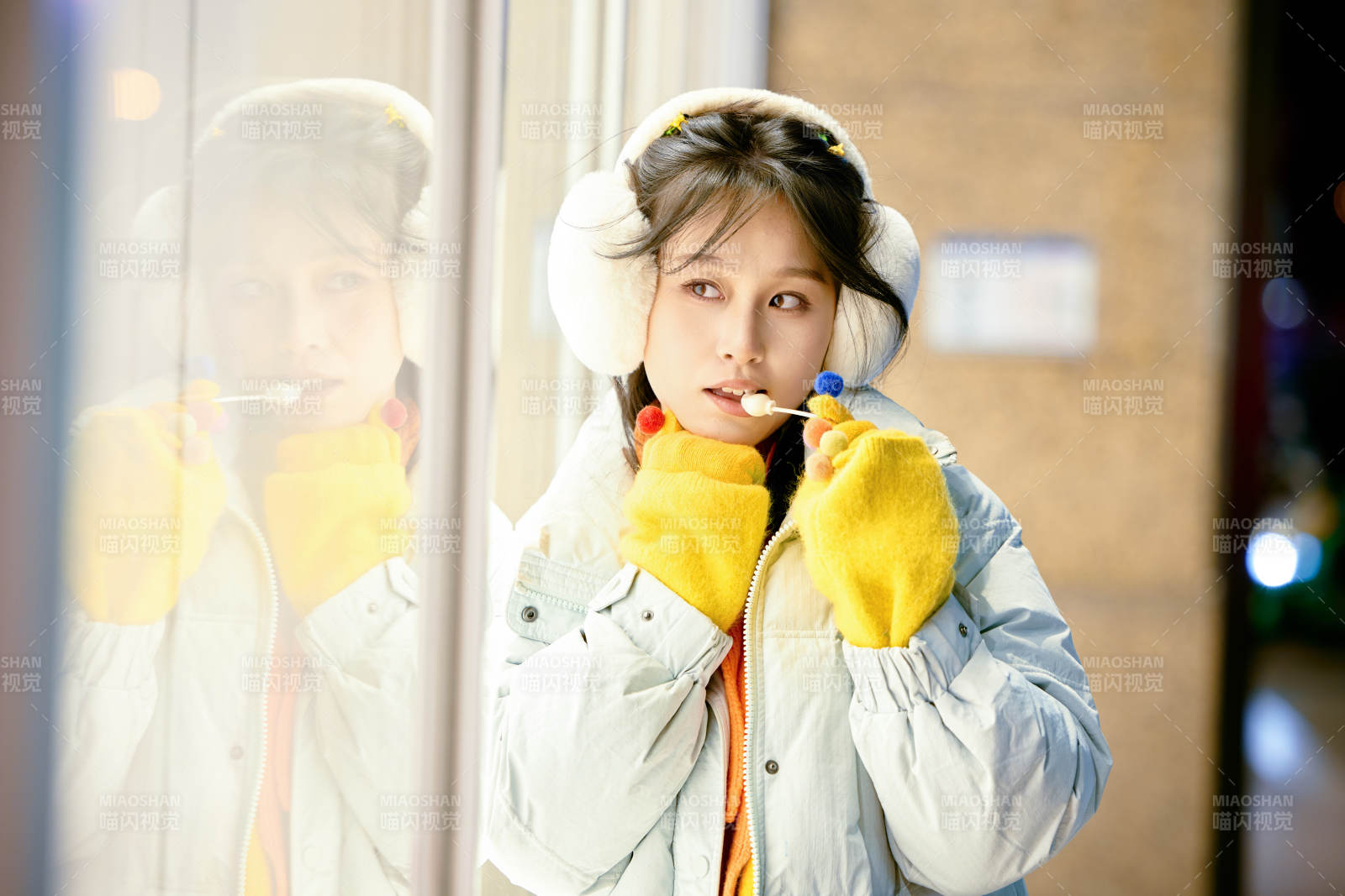 冬季夜晚在都市街头拍照的东方美女