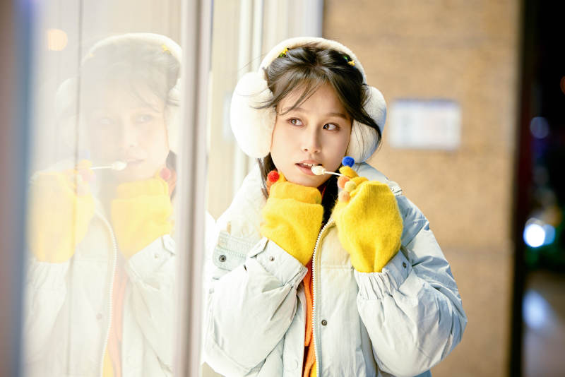 冬季夜晚在都市街头拍照的东方美女