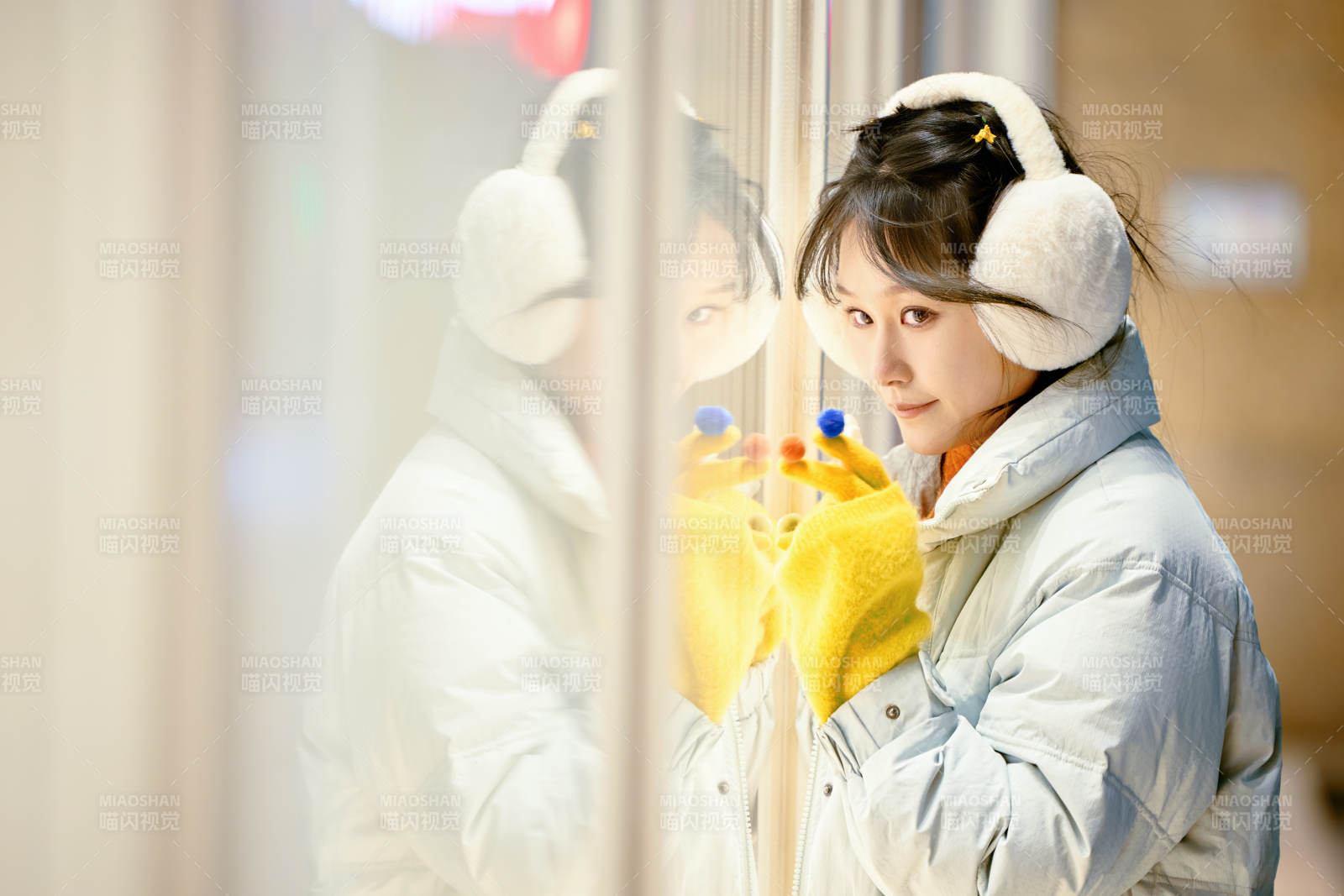 冬季夜晚在都市街头拍照的东方美女