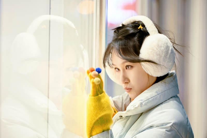 冬季夜晚在都市街头拍照的东方美女