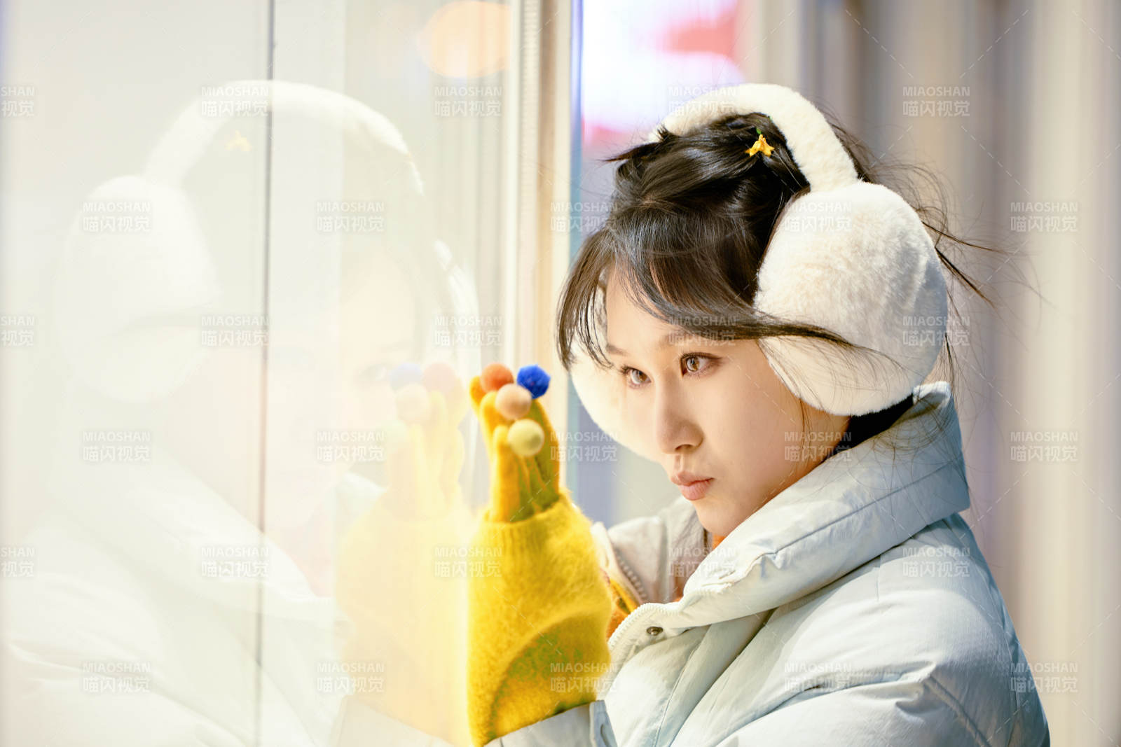 冬季夜晚在都市街头拍照的东方美女