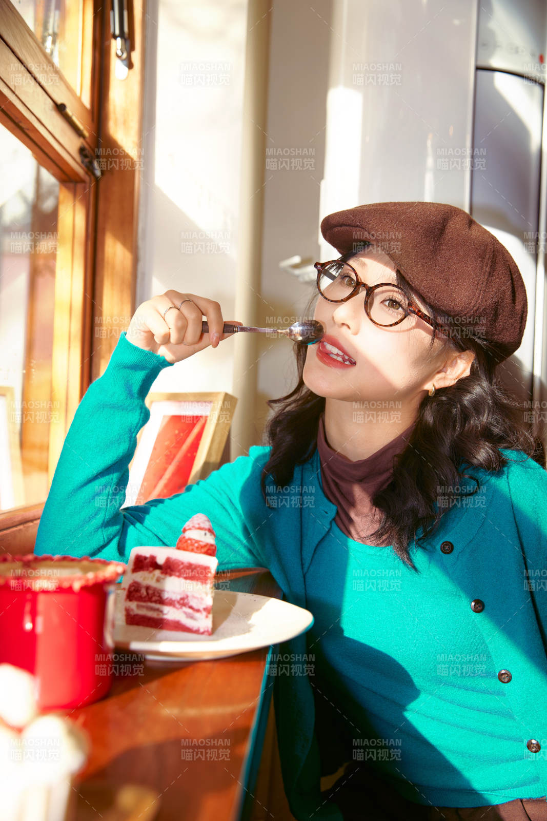 冬日午后坐在咖啡店吃蛋糕喝咖啡的亞洲美女