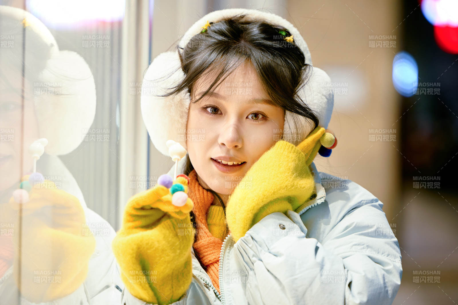 冬季夜晚在都市街頭拍照的東方美女