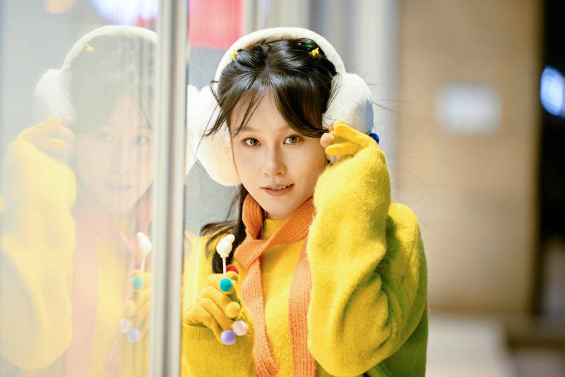 冬季夜晚在都市街头拍照的东方美女