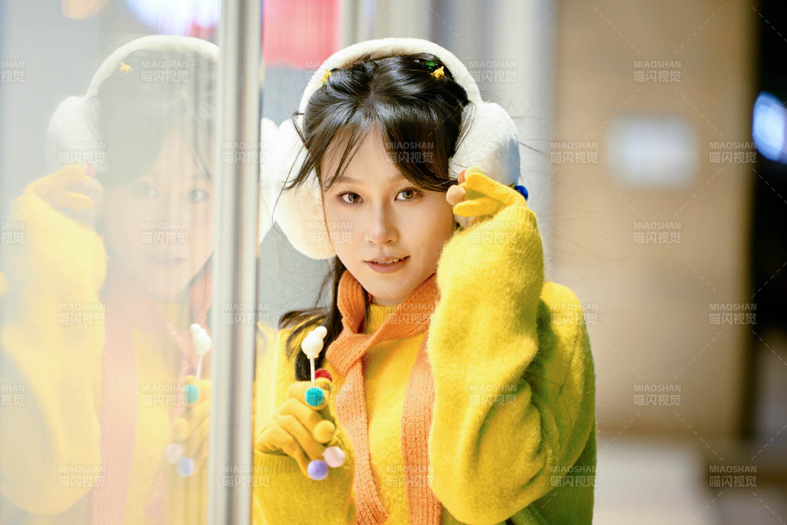 冬季夜晚在都市街头拍照的东方美女