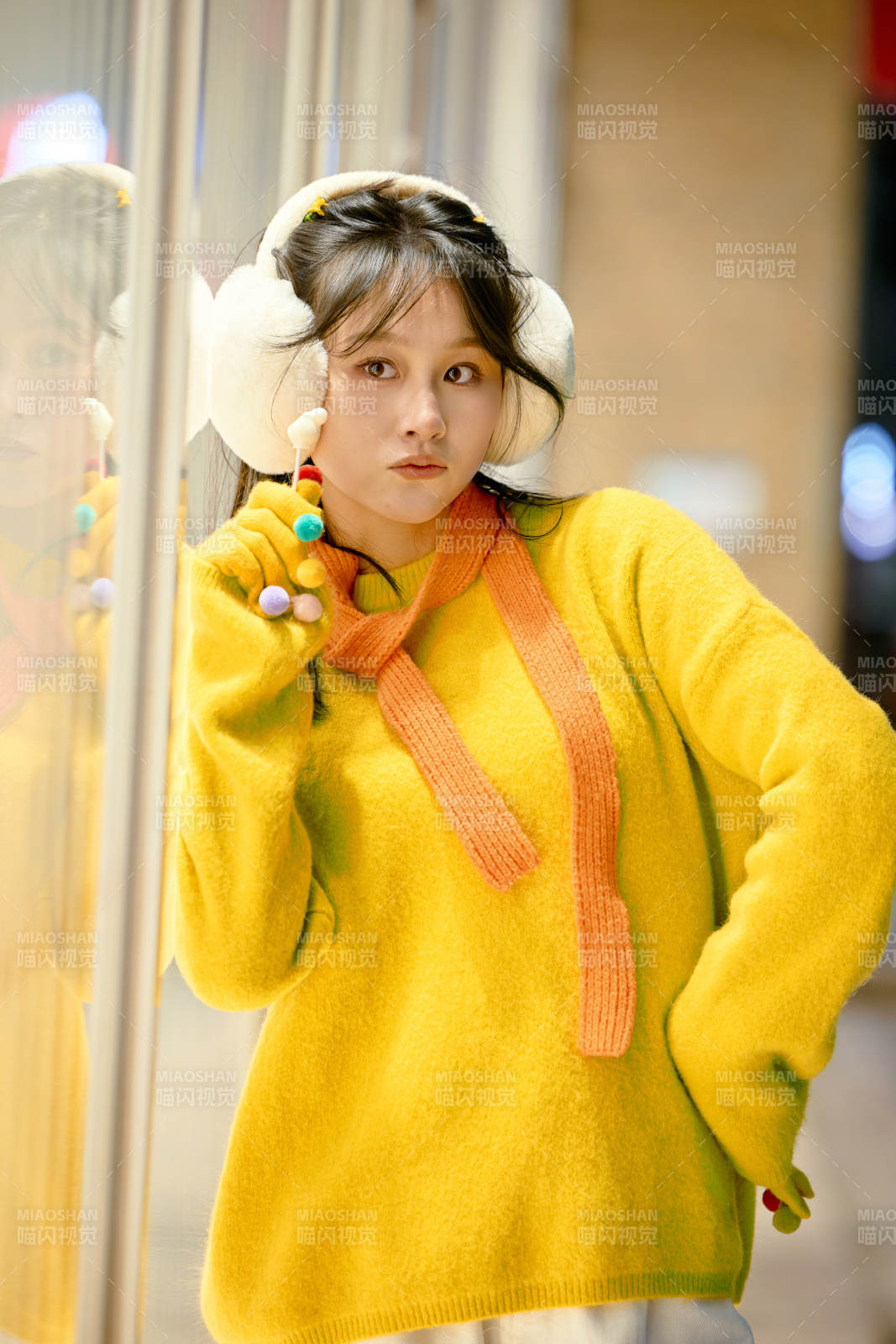 冬季夜晚在都市街頭拍照的東方美女