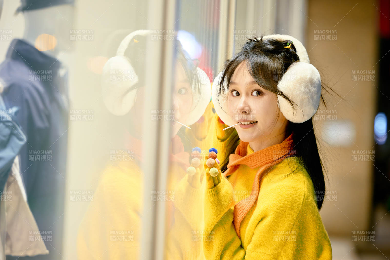 冬季夜晚在都市街头拍照的东方美女