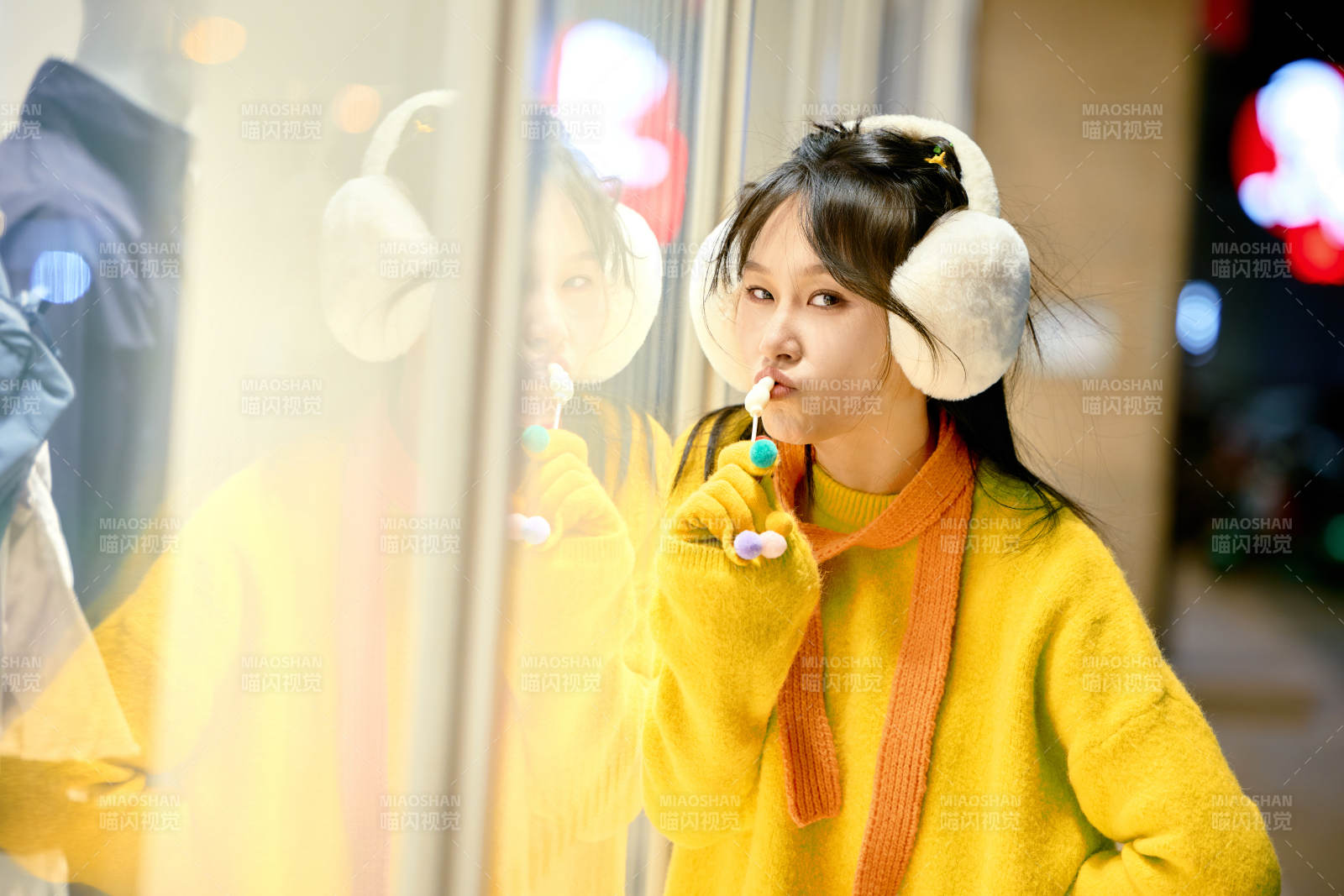 冬季夜晚在都市街头拍照的东方美女