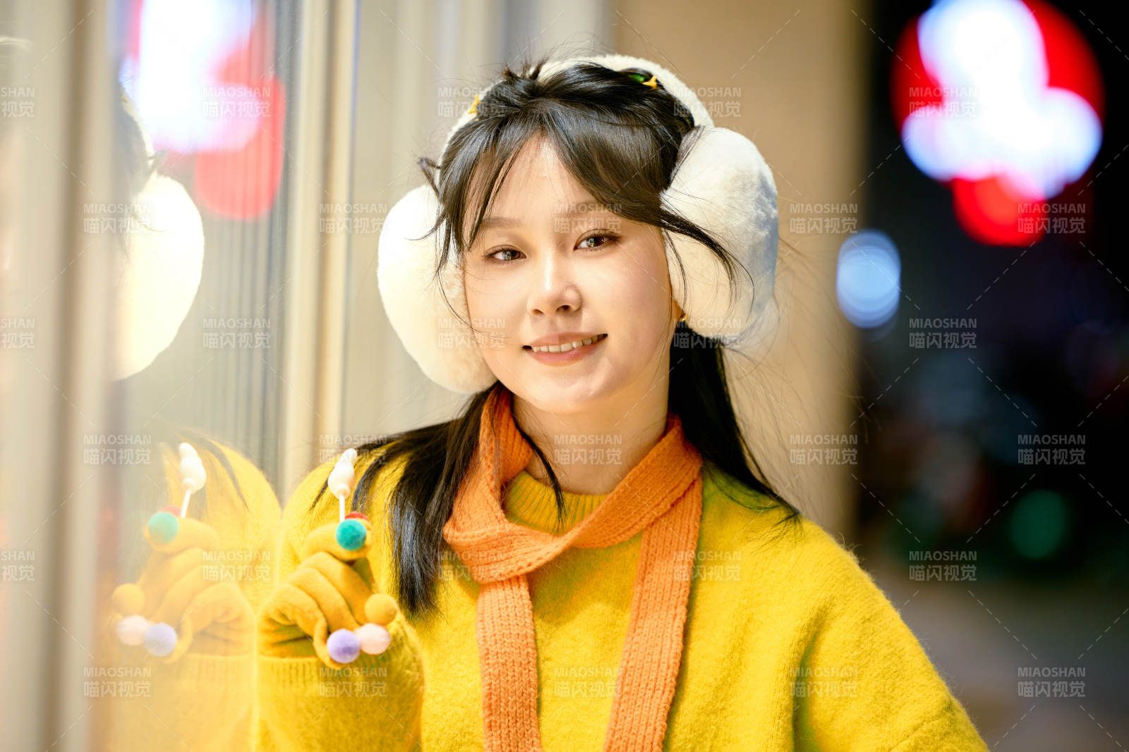 冬季夜晚在都市街頭拍照的東方美女