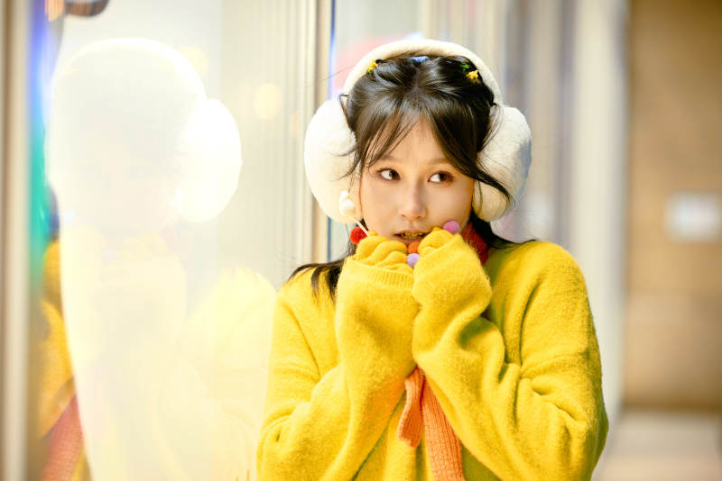 冬季夜晚在都市街头拍照的东方美女