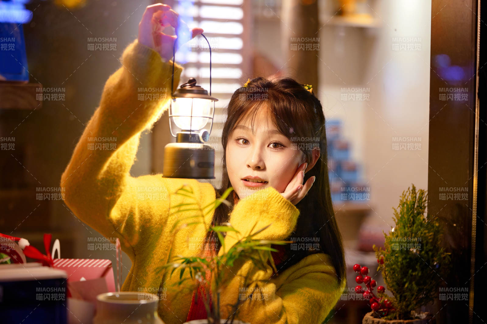 冬季夜晚在咖啡店品尝咖啡的东方美女