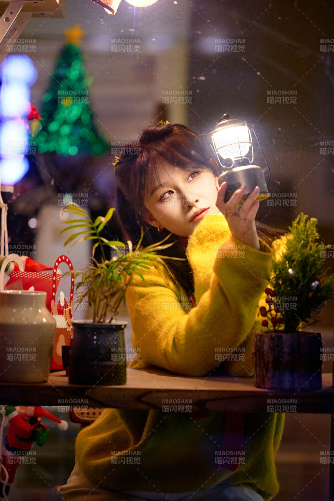 冬季夜晚在咖啡店品嘗咖啡的東方美女