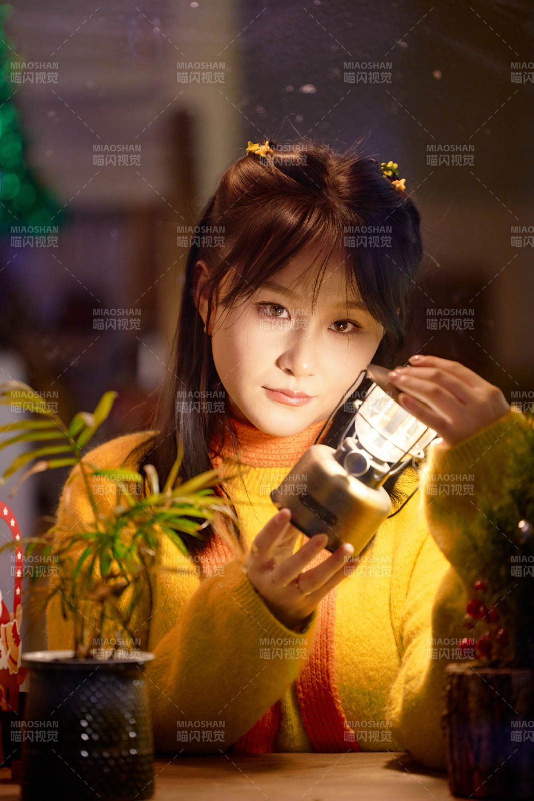 冬季夜晚在咖啡店品嘗咖啡的東方美女