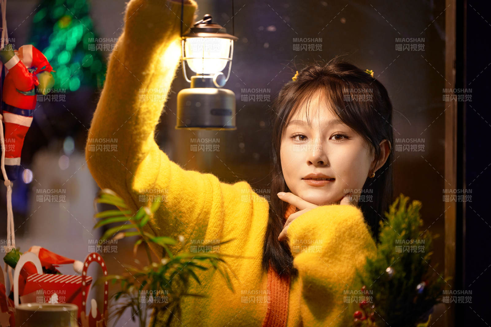 冬季夜晚在咖啡店品嘗咖啡的東方美女