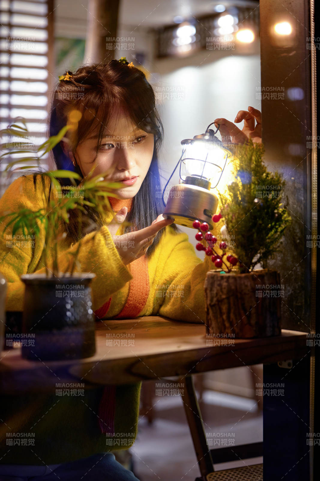 冬季夜晚在咖啡店品嘗咖啡的東方美女