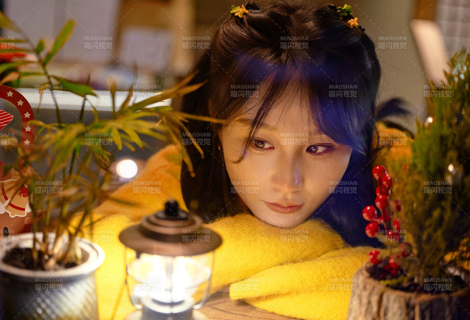 冬季夜晚在咖啡店品尝咖啡的东方美女