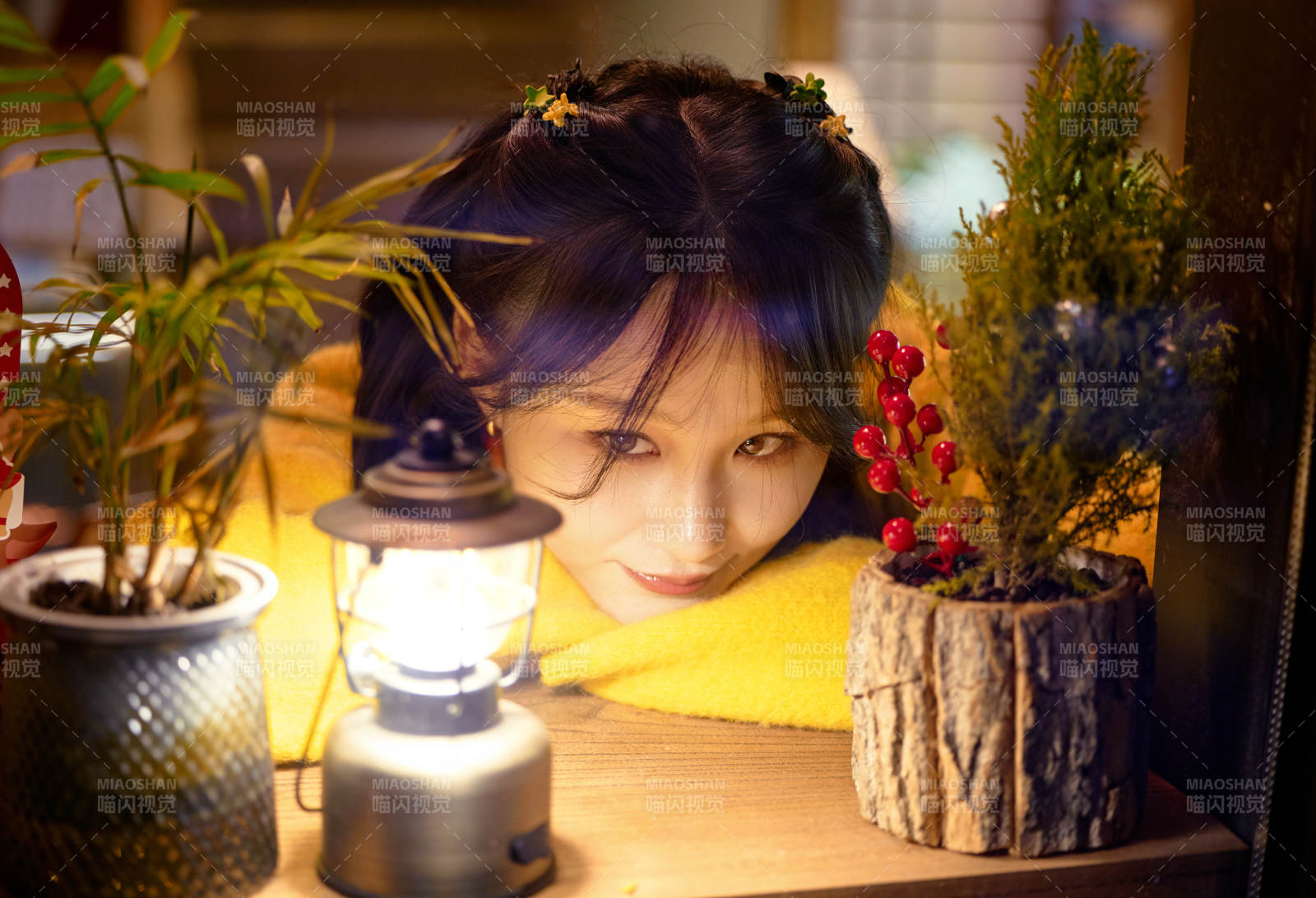 冬季夜晚在咖啡店品嘗咖啡的東方美女