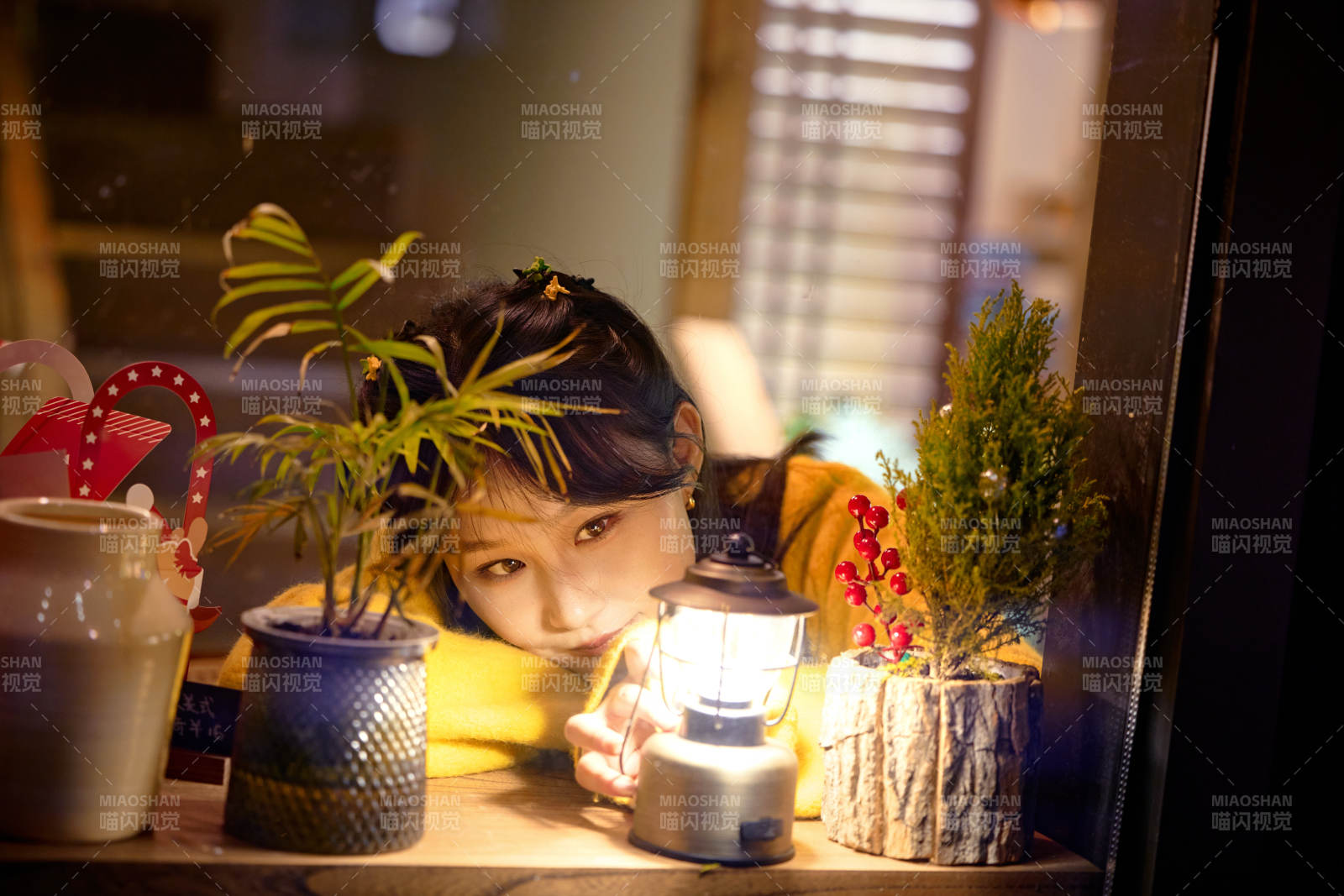 冬季夜晚在咖啡店品嘗咖啡的東方美女