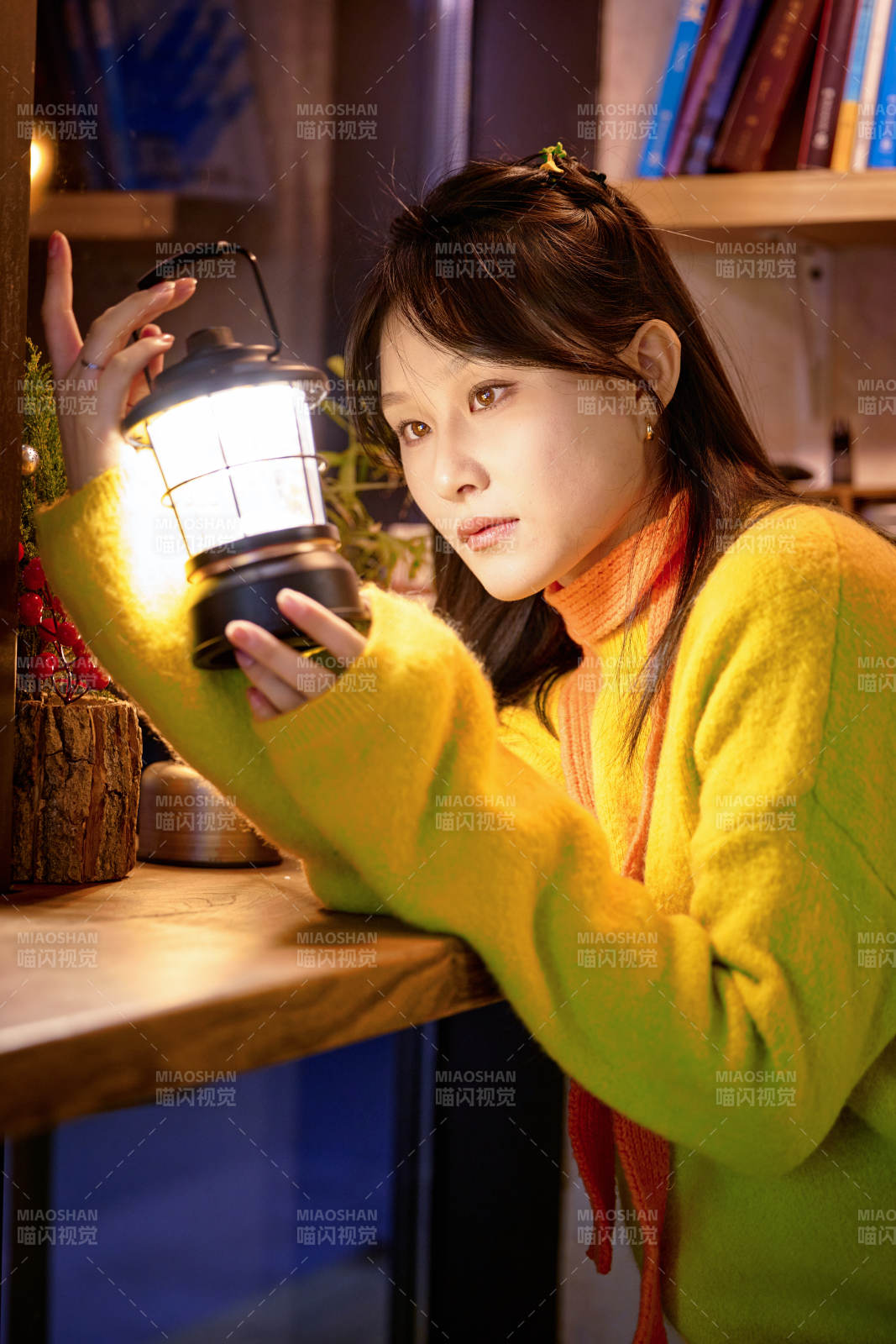 冬季夜晚在咖啡店品嘗咖啡的東方美女