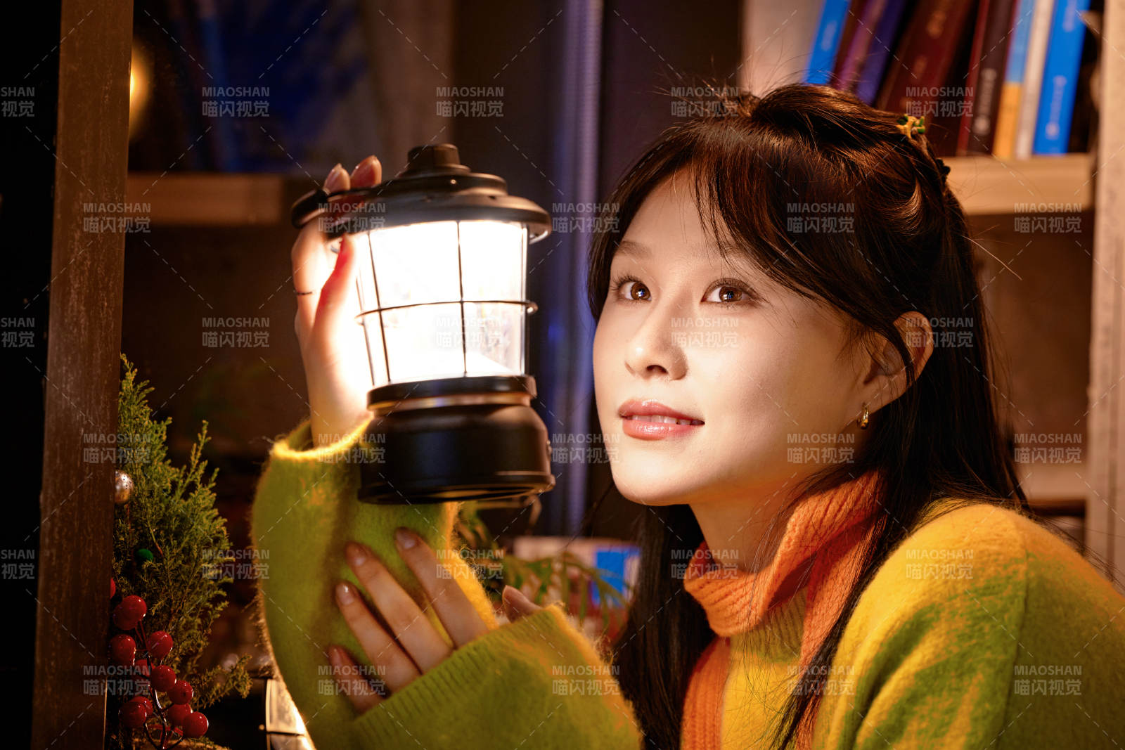 冬季夜晚在咖啡店品嘗咖啡的東方美女