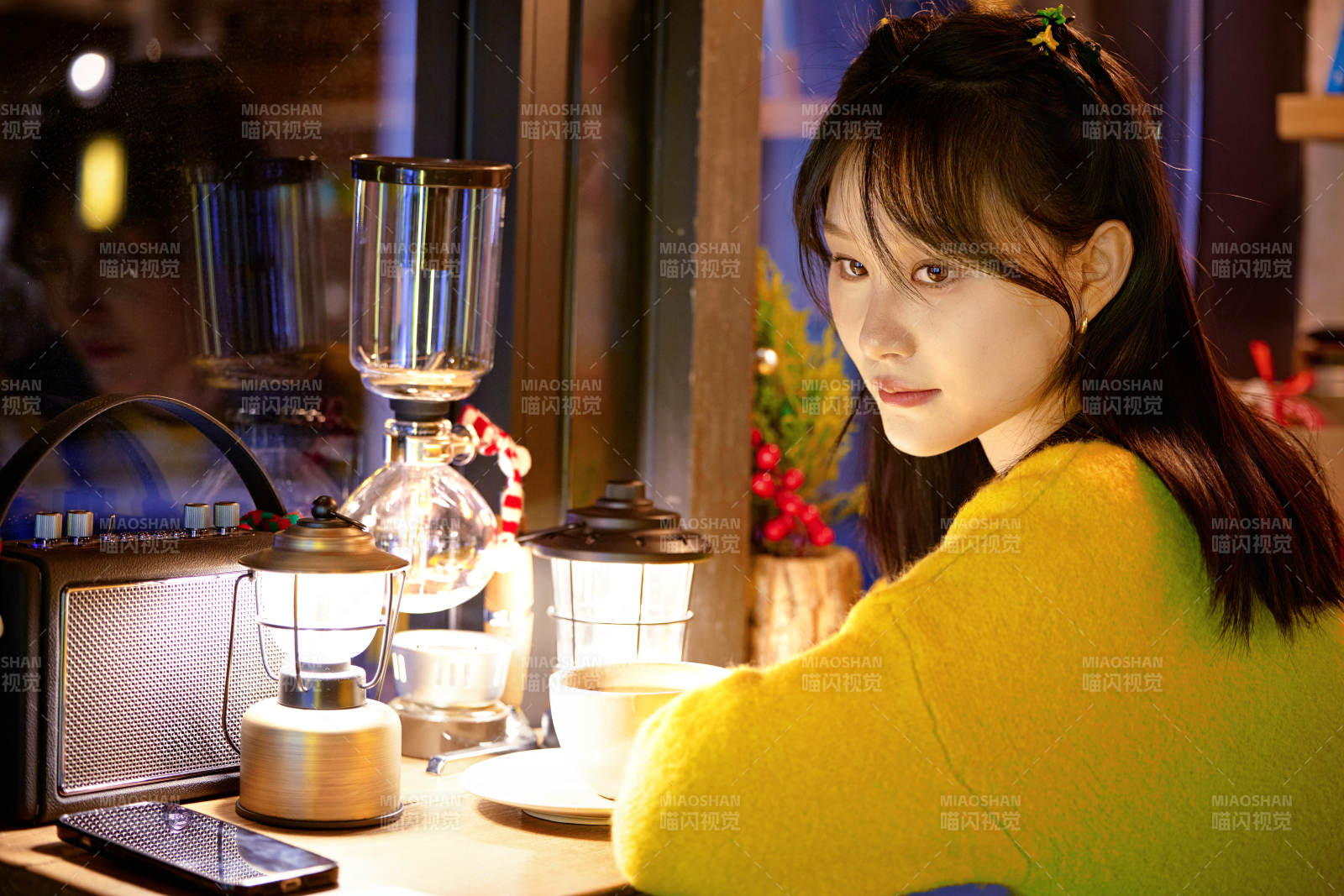 冬季夜晚在咖啡店品尝咖啡的东方美女