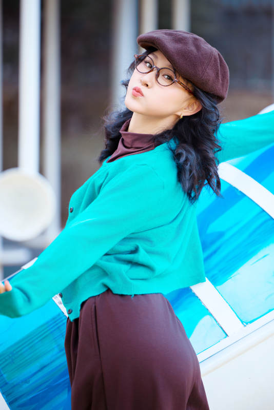 初冬季节在户外拍照的亚洲美女