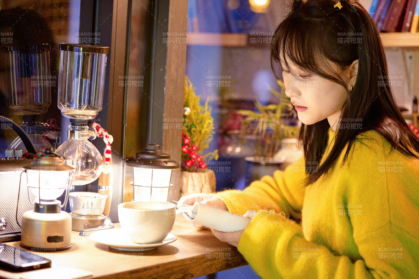 冬季夜晚在咖啡店品嘗咖啡的東方美女