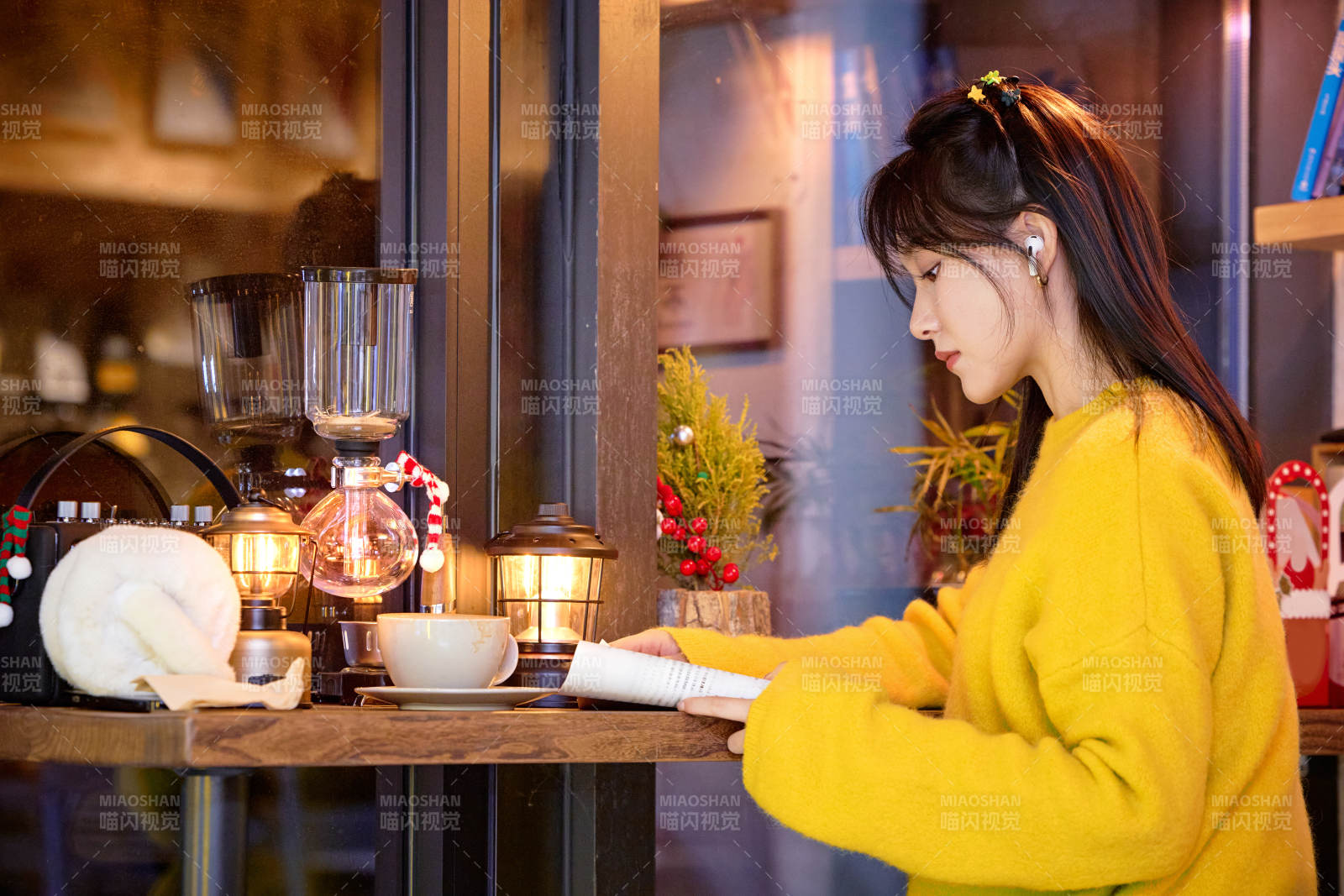 冬季夜晚在咖啡店品嘗咖啡的東方美女