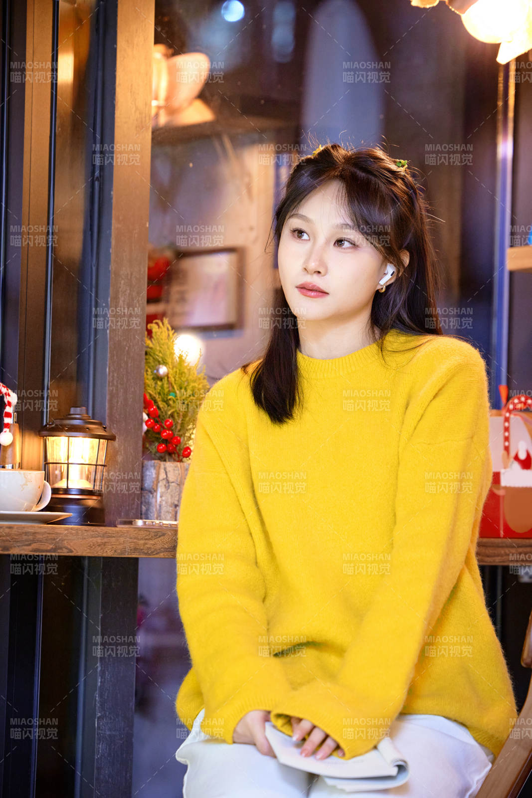 冬季夜晚在咖啡店品尝咖啡的东方美女