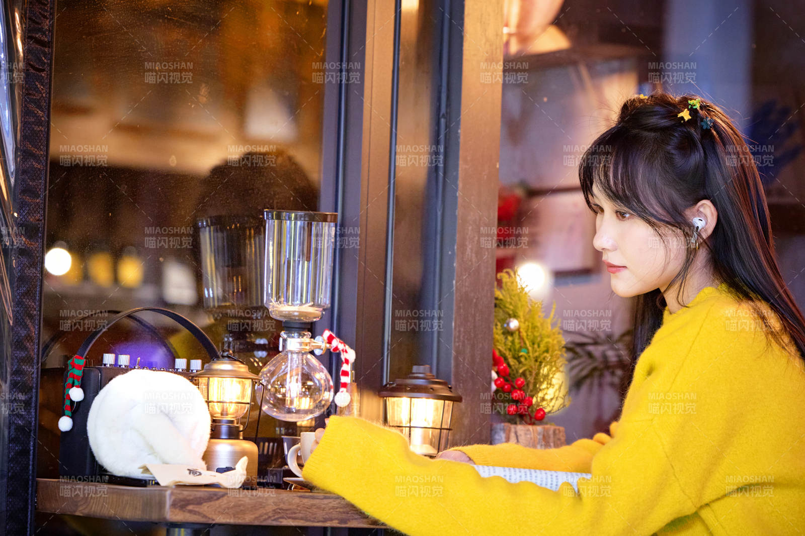 冬季夜晚在咖啡店品嘗咖啡的東方美女