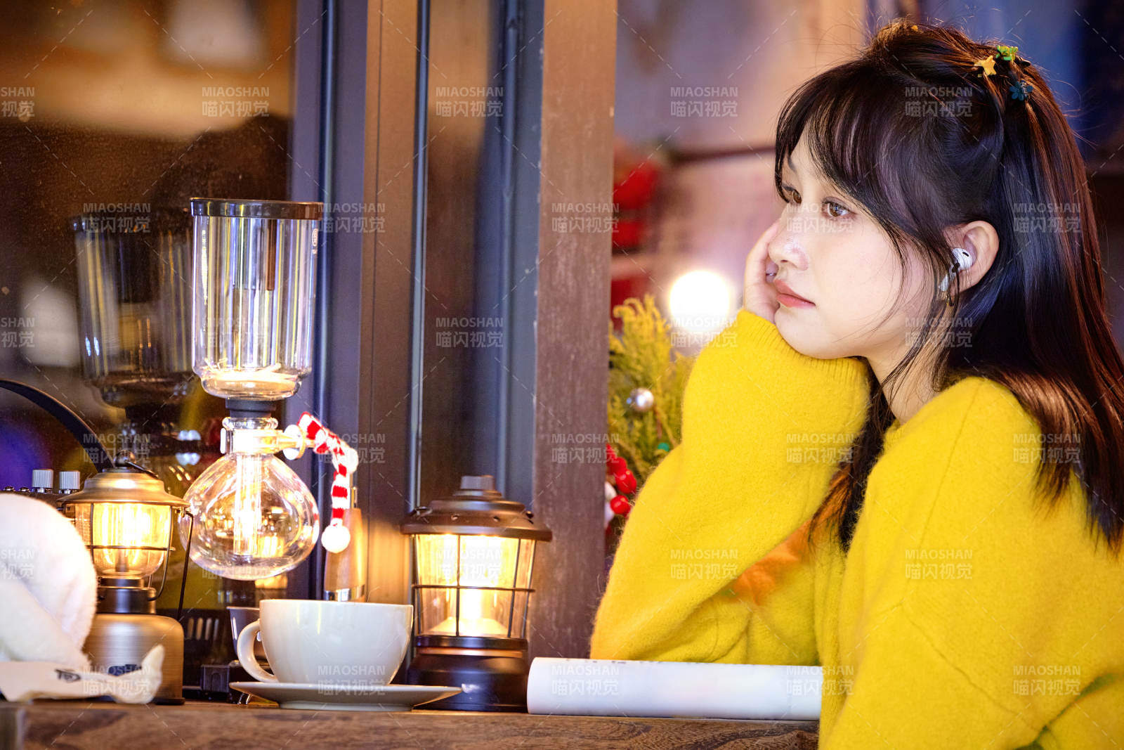 冬季夜晚在咖啡店品嘗咖啡的東方美女