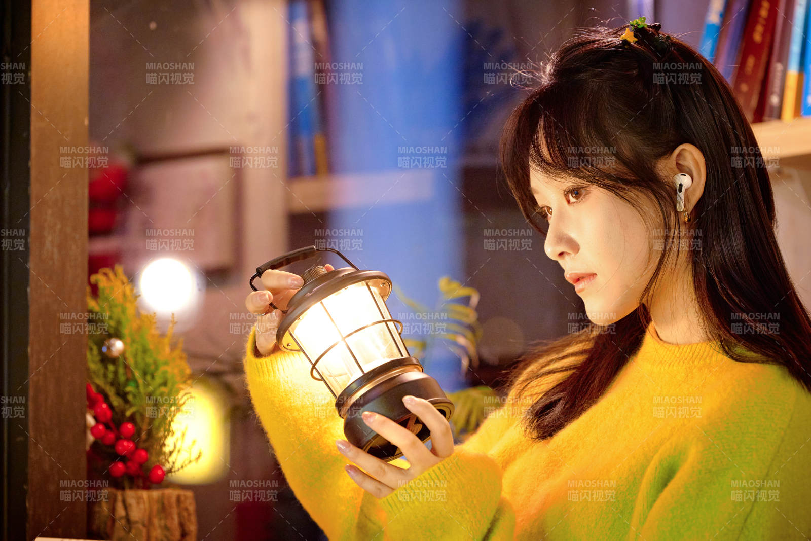 冬季夜晚在咖啡店品嘗咖啡的東方美女