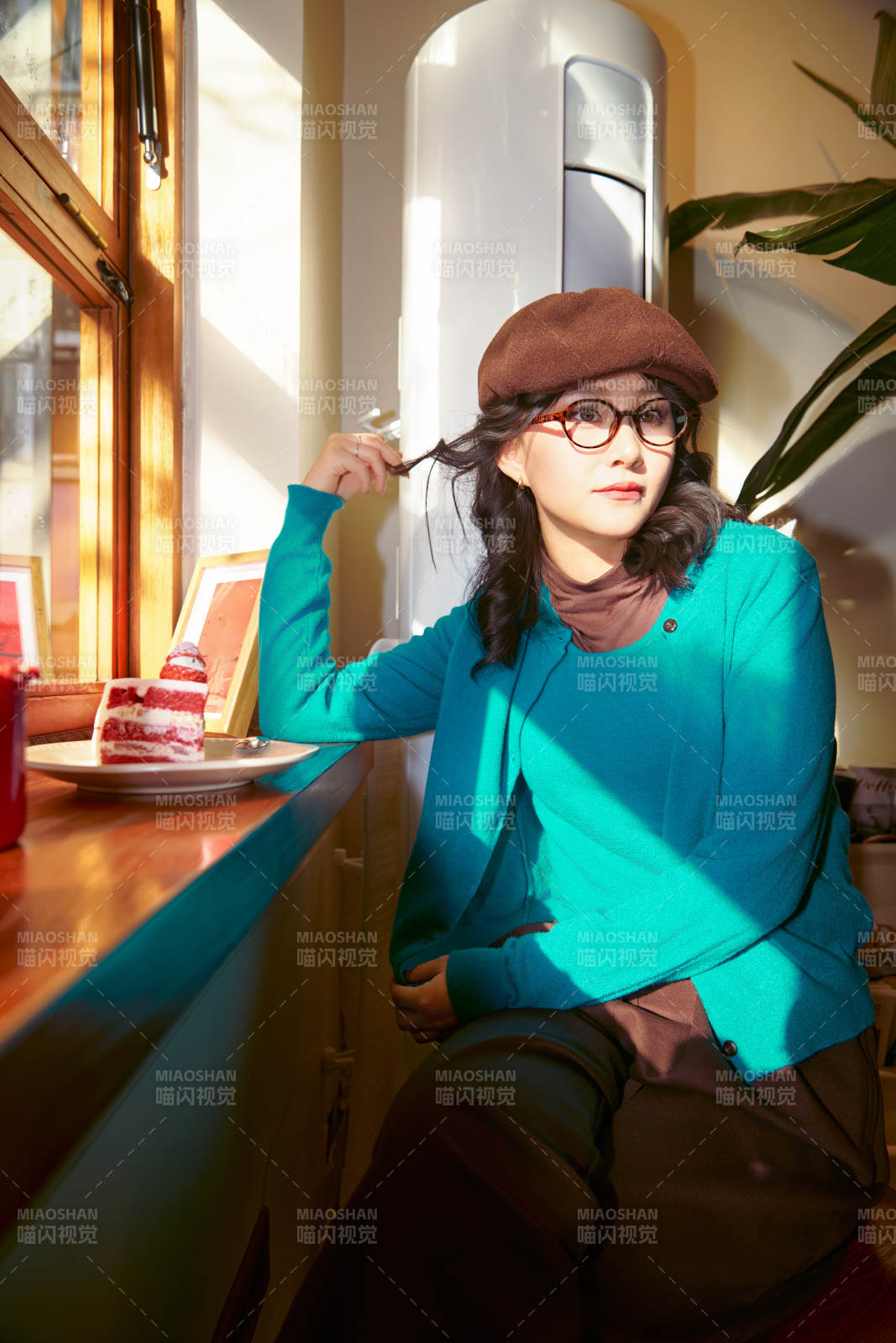 冬日午后坐在咖啡店吃蛋糕喝咖啡的亞洲美女