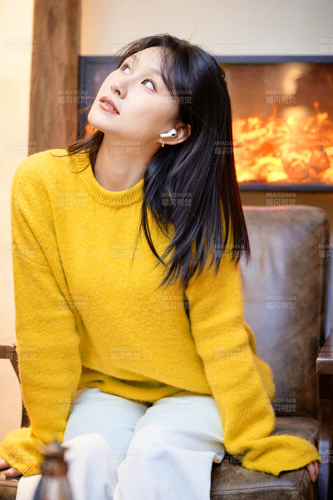 冬季在網紅打卡店探店拍照的東方美女