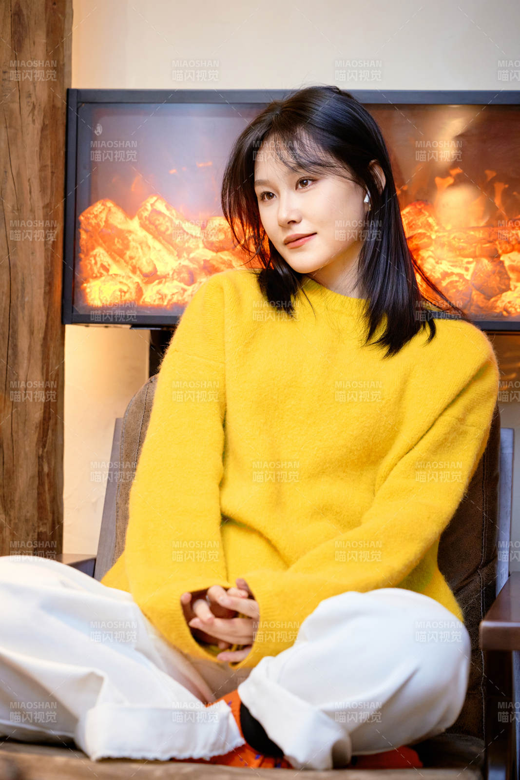 冬季在網紅打卡店探店拍照的東方美女