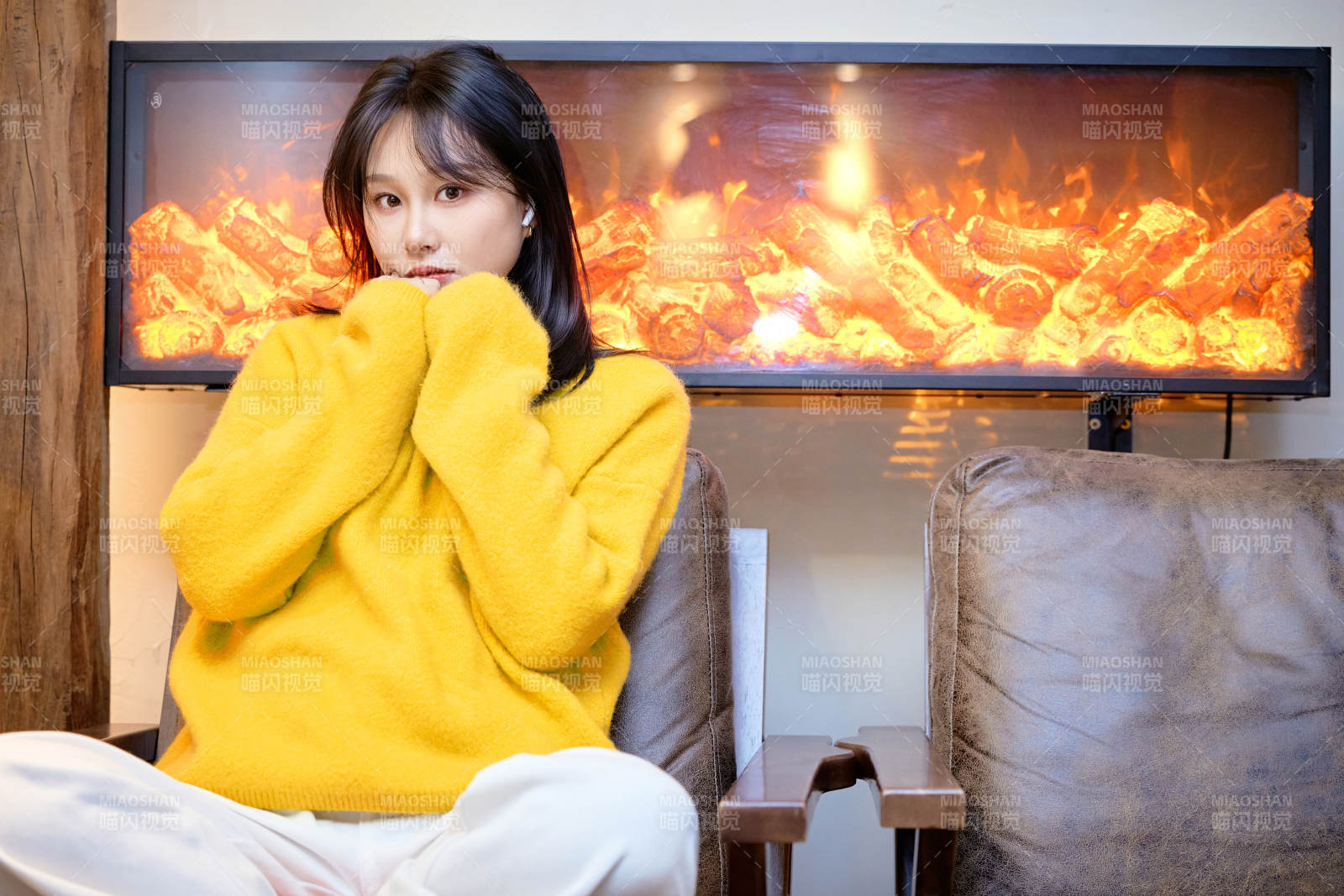 冬季在网红打卡店探店拍照的东方美女